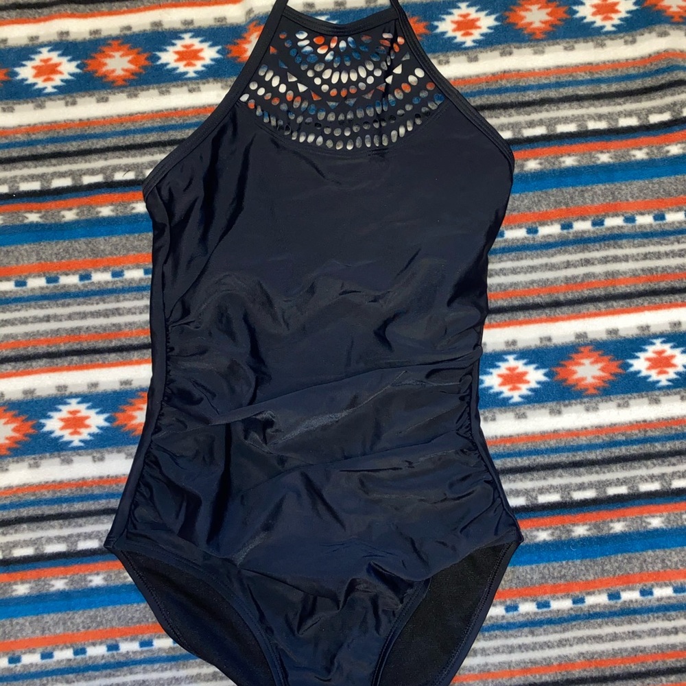 Coastal rose ruffled black 1 piece
Size 4